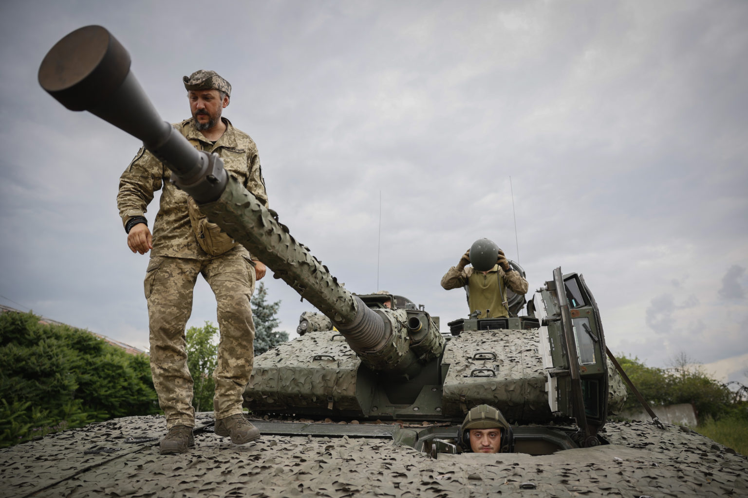 Ukrajinskí vojaci na švédskom bojovom vozidle pechoty CV90. Foto: TASR/AP