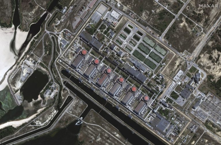 Na satelitnej snímke zverejnenej Maxar Technologies Záporožská jadrová elektráreň (ZAES). Foto: TASR/AP