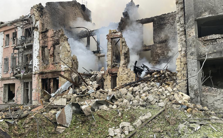 Na tejto fotografii poskytnutej Národnou políciou Ukrajiny stúpa dym z budovy zničenej ruským útokom v Mykolajive na Ukrajine vo štvrtok 20. júla 2023. Foto: TASR/AP
