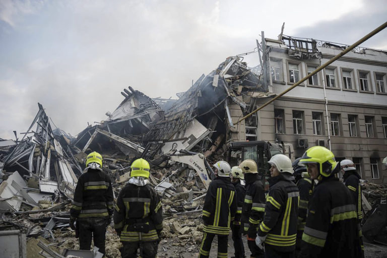 Hasiči pracujú na mieste zničenej budovy po ruskom raketovom útoku v ukrajinskej Odese 20. júla 2023. Foto: TASR/AP