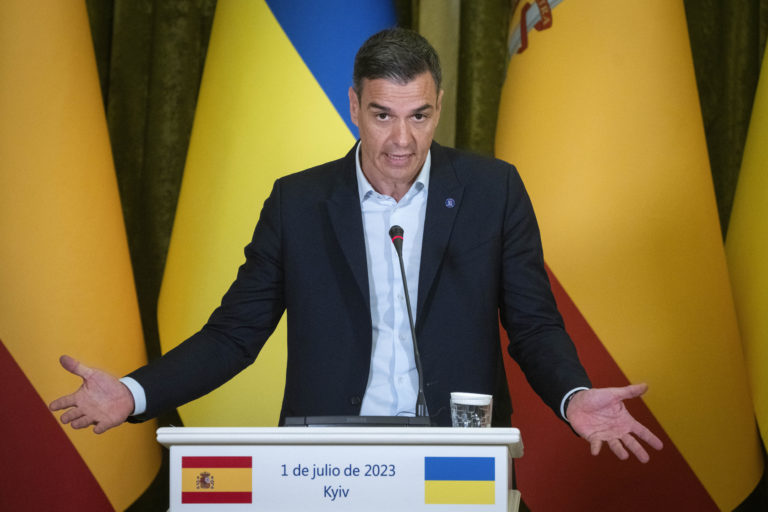 Španielsky premiér Pedro Sánchez gestikuluje počas spoločnej tlačovej konferencie s ukrajinským prezidentom Volodymyrom Zelenským v Kyjeve v sobotu 1. júla 2023. Foto: TASR/AP