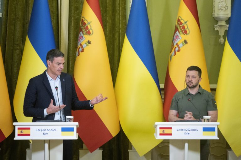 Pedro Sánchez a Volodymyr Zelenskyj. Foto: TASR/AP   