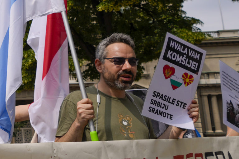 Pjotr Nikitin, ruský prodemokratický a protivojnový aktivista žijúci v Srbsku, protestuje proti návšteve šéfa ruskej diplomacie Sergeja Lavrova v Belehrade. Foto: TASR/AP
