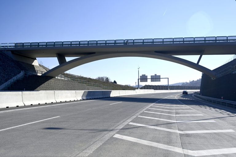 Na úseku diaľnice D1 medzi Bratislavou a Trnavou sa stala tragická nehoda