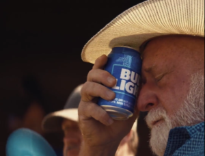 Bud Light po vytriezvení mení hru. V novom spote oslavuje farmárov a robotníkov. Je však terčom výsmechu