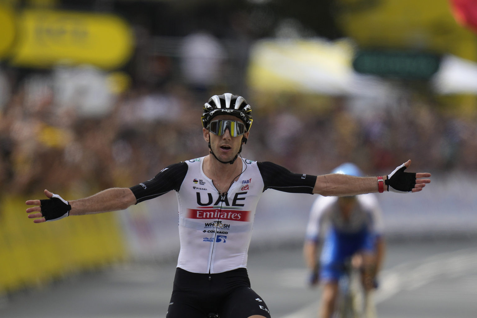 Britský cyklista Adam Yates z tímu SAE Team Emirates víťazí v prvej etape cyklistických pretekov Tour de France. Foto/ TASR/AP