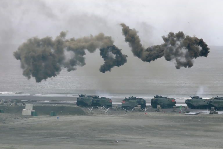 Taiwanská armáda organizuje vo štvrtok 27. júla 2023 cvičenia každoročného vojenského cvičenia Han Kuang, ktoré simulujú operácie proti vylodeniu na severe Taiwanu. Foto: TASR/AP
