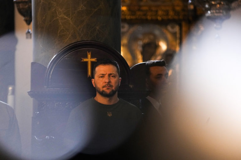 Na snímke ukrajinský prezident Volodymyr Zelenskyj stojí počas spomienkovej ceremónie v patriarchálnom chráme sv. Juraja 8. júla 2023 v Istanbule. Foto: TASR/AP