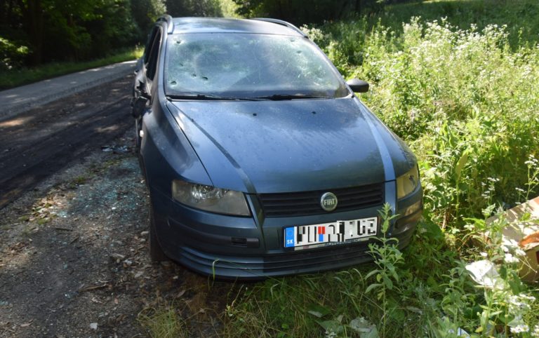 Zdemolované auta v obci Petrova Lehota. Foto: Polícia SR - Trenčiansky kraj