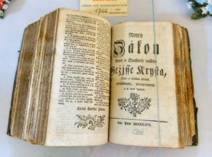 Pálenie a znesväcovanie posvätných kníh poburuje. A plodí nenávisť