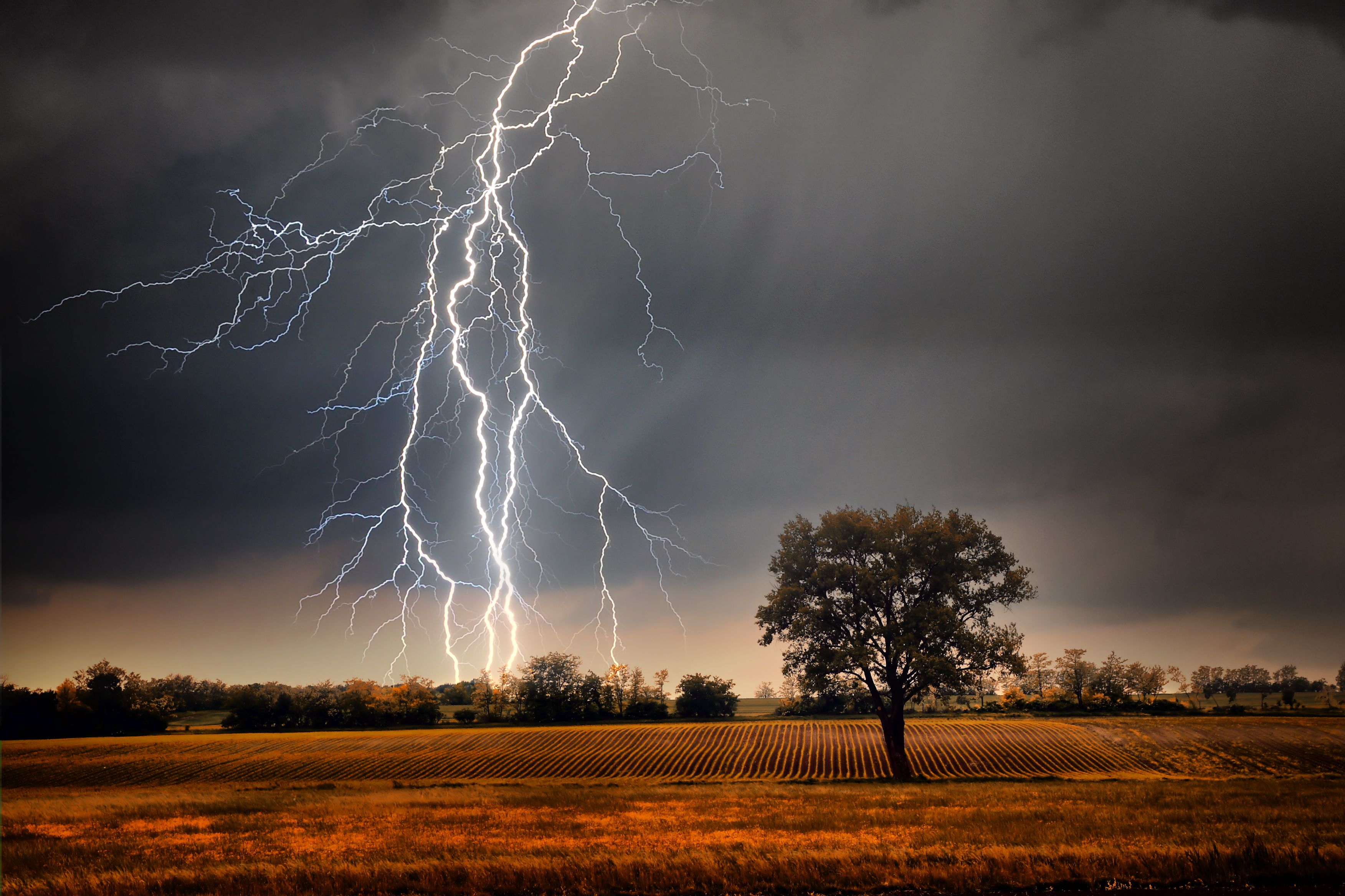 Pozor na búrky: meteorológovia vydali výstrahy pre východné Slovensko