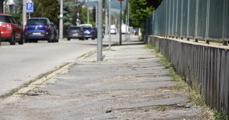 Rozbitý chodník konečne opravia. Foto: Mesto Trenčín