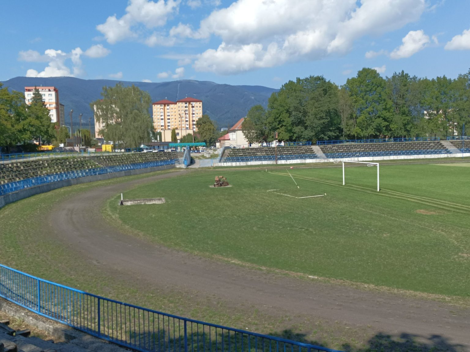 Nevyužívaný je nielen areál v Priekope, ale aj tento bývalý futbalovo-atletický štadión v centre mesta. Foto: Ľubomír Chochula