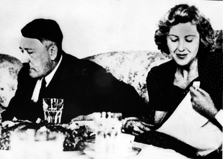Na archívnej snímke z apríla 1945 je Adol Hitler s Evou Braunovou v berlínskom bunkri. Foto: Archív TASR