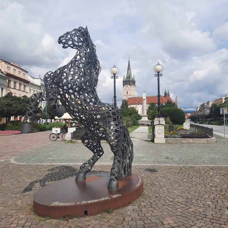 Symboly Koňarov sú východniarom dobre známe. Kde ich v Prešove môžete nájsť?