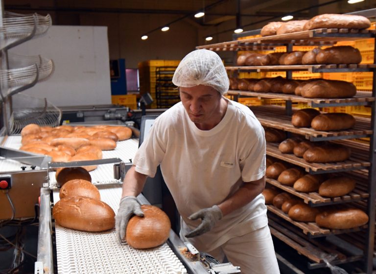 Od augusta odpustí štát potravinárom polročné odvody za pracovníkov