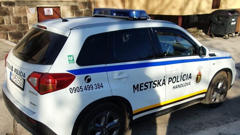 Mestskí policajti zachránili ľudský život. Foto: Mesto Handlová