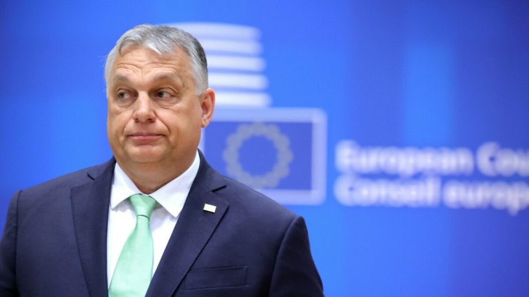 Proti Orbánovi nasadia superštát