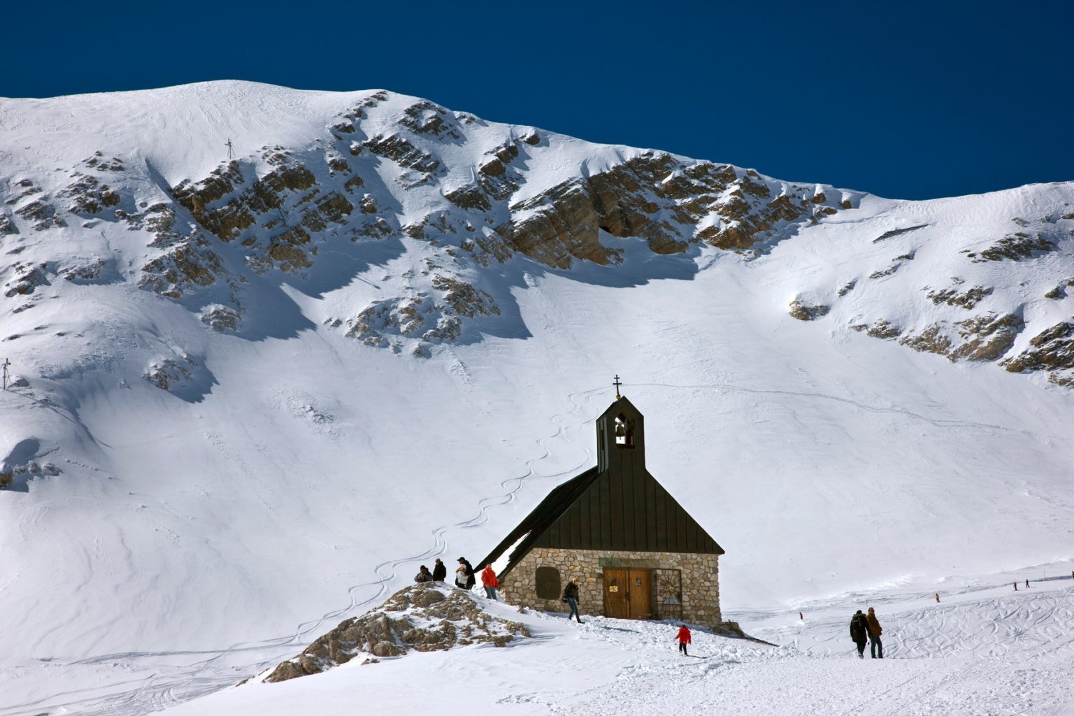 Najvyššie položená kaplnka v Nemecku, ktorá sa nachádza v nadmorskej výške približne 2 600 metrov pod vrcholom Zugspitze. Foto: Profimedia.sk