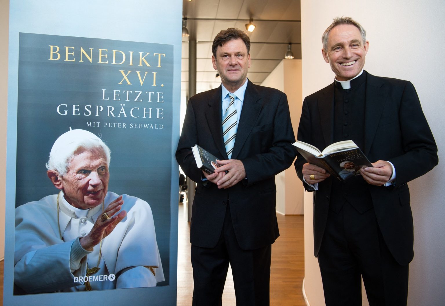 Novinár Peter Seewald a arcibiskup Georg Gaenswein. Foto: Profimedia.sk