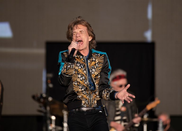 Absurdný týždeň Štefana Chrappu: Mick Jagger oslavuje osemdesiatku, UFO nad nami a zákonitosti pitného režimu