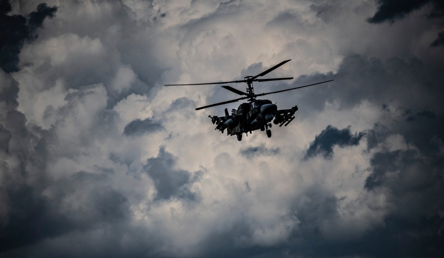 Ruský prieskumný a útočný vrtuľník Kamov Ka-52 "Alligator" prelietava nad poľným letiskom v rámci ruskej vojenskej operácie na Ukrajine na neznámom mieste. Foto: Profimedia.sk