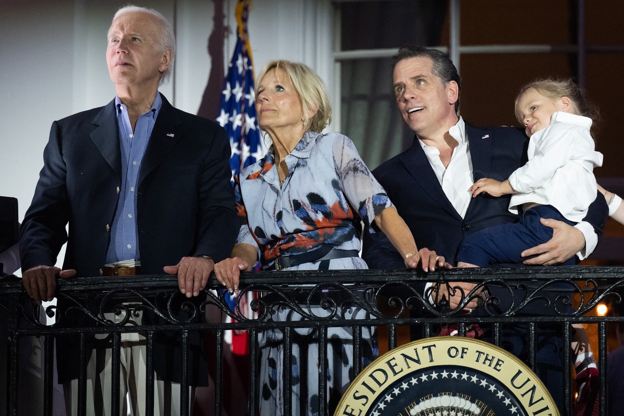 Prezident Joe Biden, jeho manželka Jill a syn Hunter sledujú ohňostroj z balkóna Bieleho domu na deň vďakyvzdania, 4.7.2023. Foto: Profimedia