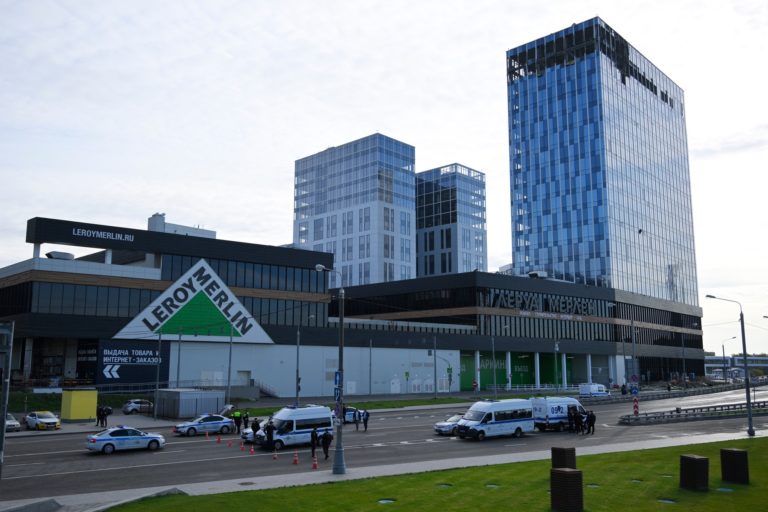 VIDEO Rusi v pondelok ráno čelili útoku dronov na Moskvu a Krym. Zničený bol muničný sklad na Kryme, doprava na Kerčskom moste je zastavená