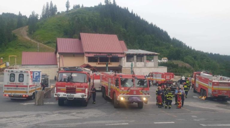 Čertovica v plameňoch. Hasiči sa trápia, terén je ťažko dostupný. Foto: liptov112