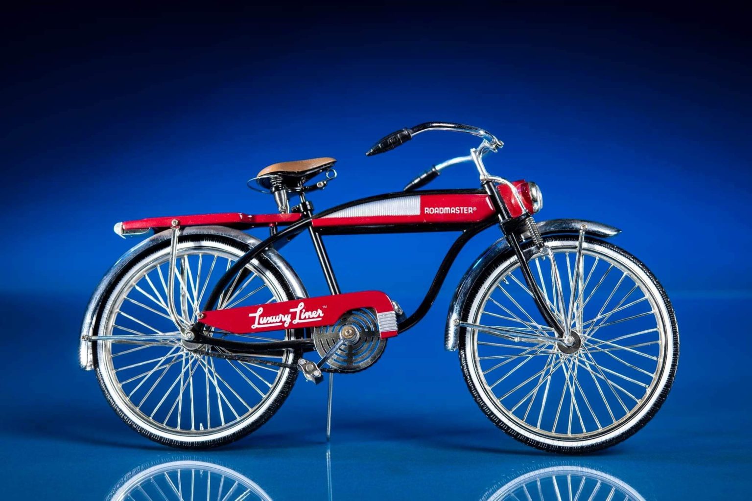 Detailne vypracovaný model bicykla Roadmaster Luxury Liner z vystavenej zbierky. Foto: Richard Kohler