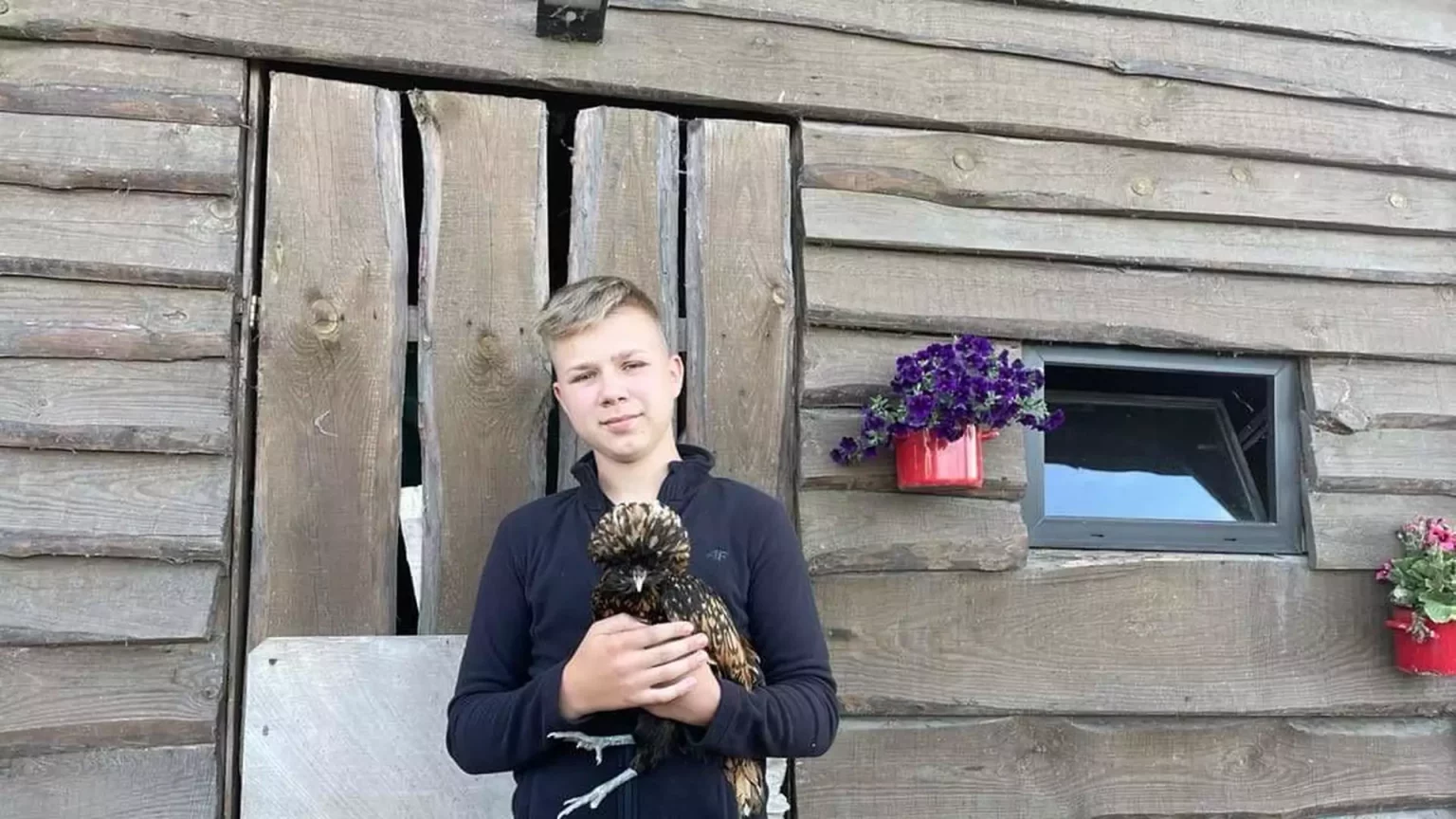 13 ročný Oliver Kwiryng sa stará o viac ako 70 sliepok. Foto: Noizz.pl