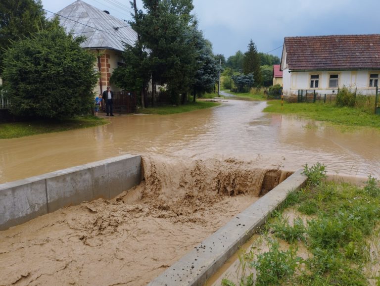 Zborovčania upratujú svoje príbytky po víkendových záplavách. Voda tiekla po cestách, pivniciach a úrodách