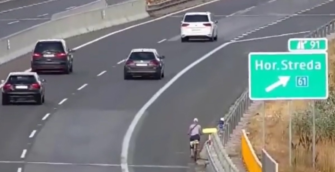 VIDEO: Blondínka si to dala na Barbie, na bicykli si to strihla cez diaľnicu