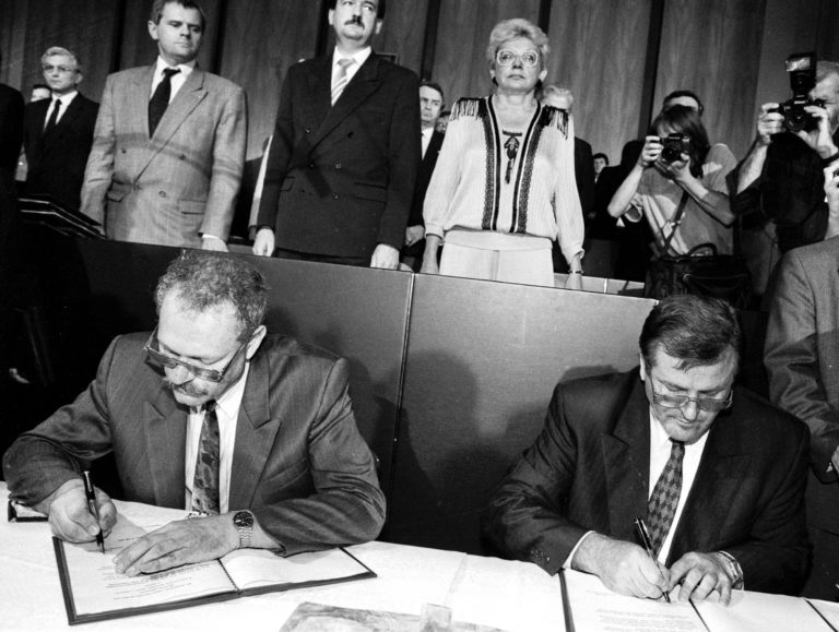 Predseda vlády SR Vladimír Mečiar /vpravo v popredí/ predseda NR SR a Ivan Gašparovič /vľavo/ 17. júla 1992 v budove parlamentu v Bratislave podpisujú Deklaráciu o zvrchovanosti Slovenskej republiky. Foto: pavel Neubauer/TASR