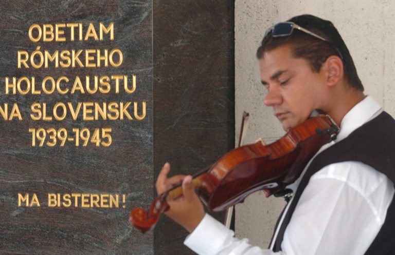 Pietny akt pri príležitosti Medzinárodného dňa pripomenutia si holokaustu Rómov. Foto: Jozef Ďurník/TASR