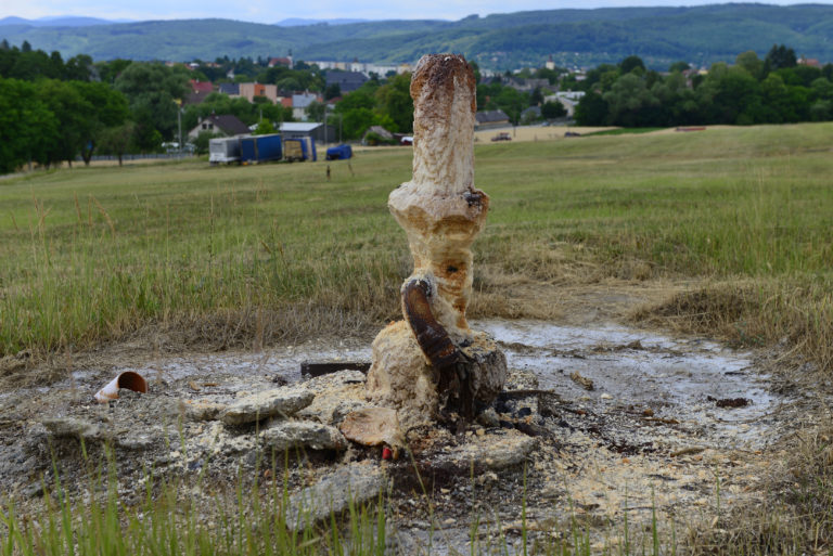 Prameň soľanka roky uniká zo skorodovaného vrtu. Nie je to environmentálna záťaž, tvrdí štát