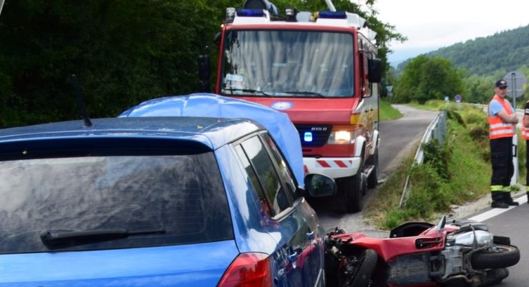 Motocyklista dostal šmyk a narazil do protiidúceho auta
