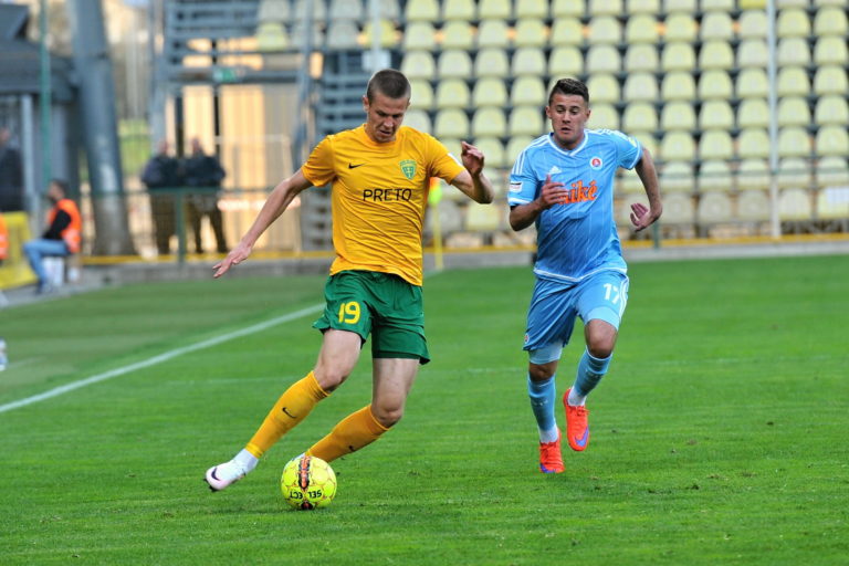 Denis Vavro (Žilina) a Nermin Crnkič (Slovan). Foto: Erika Ďurčová/TASR