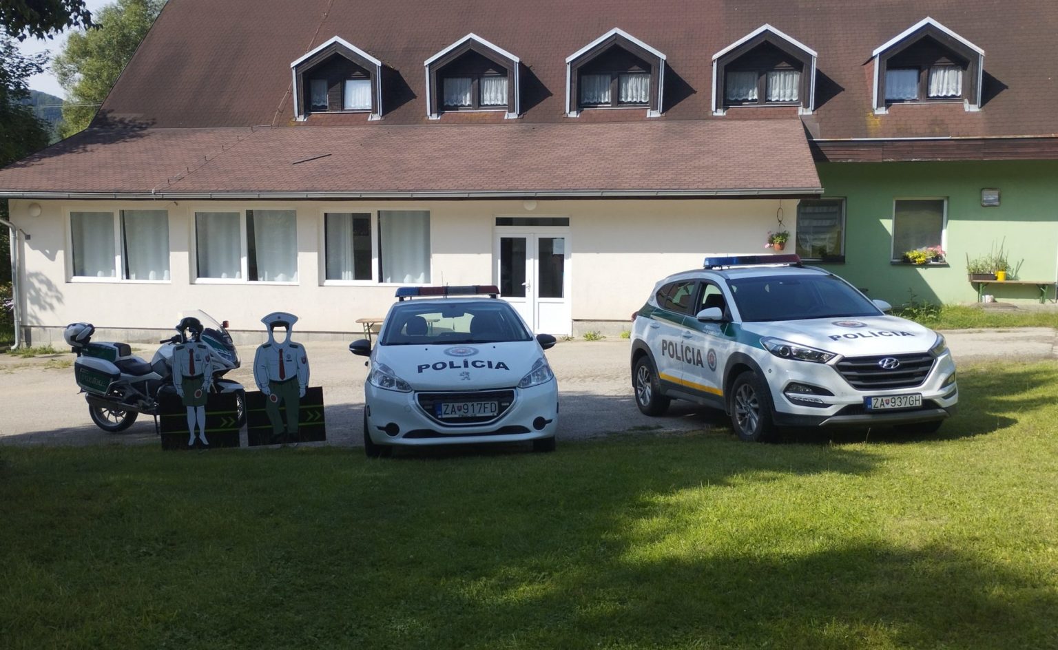 Policajti prekvapili deti v detskom letnom tábore. Foto: Pavol Konštiak