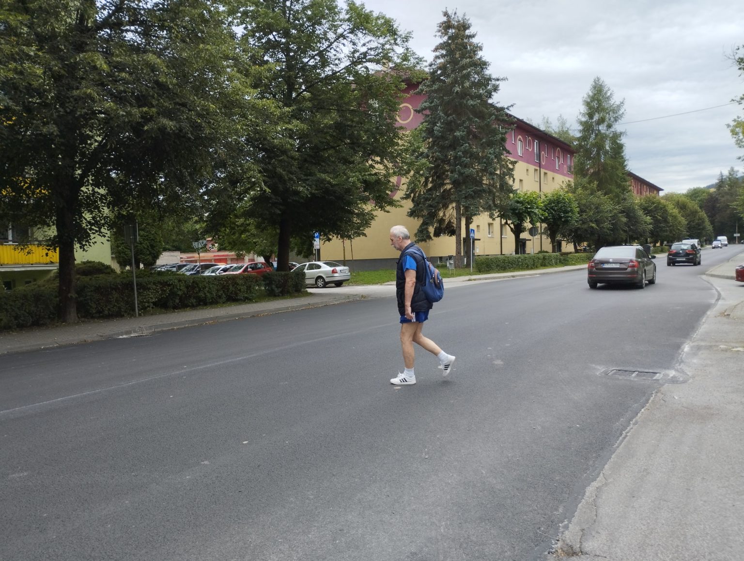 Ľudia prechádzajúci cez cestu riskujú svoj život. FOTO: Pavol Konštiak