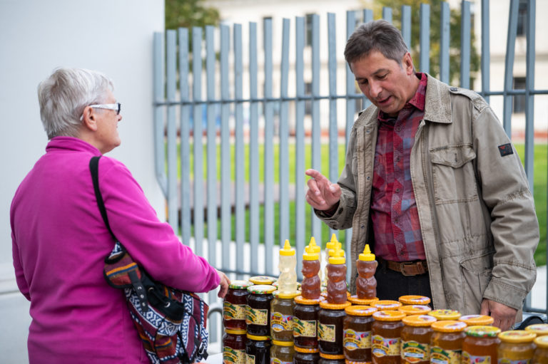 Včelári upozorňujú na predaj falošného medu