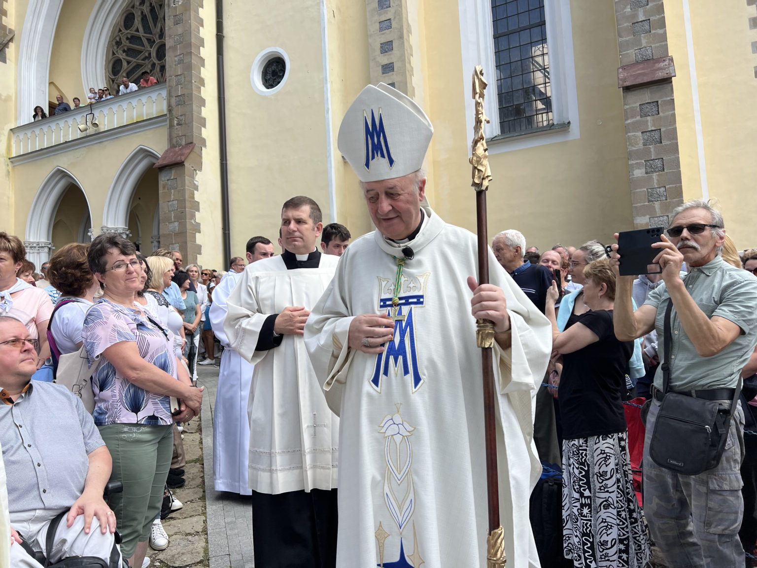 Pražský arcibiskup Mons. Jan Graubner prichádza celebrovať slávnostnú odpustovú svätú omšu na levočskej Mariánskej hore v nedeľu 2. júla 2023. Foto: Maroš Černý/TASR