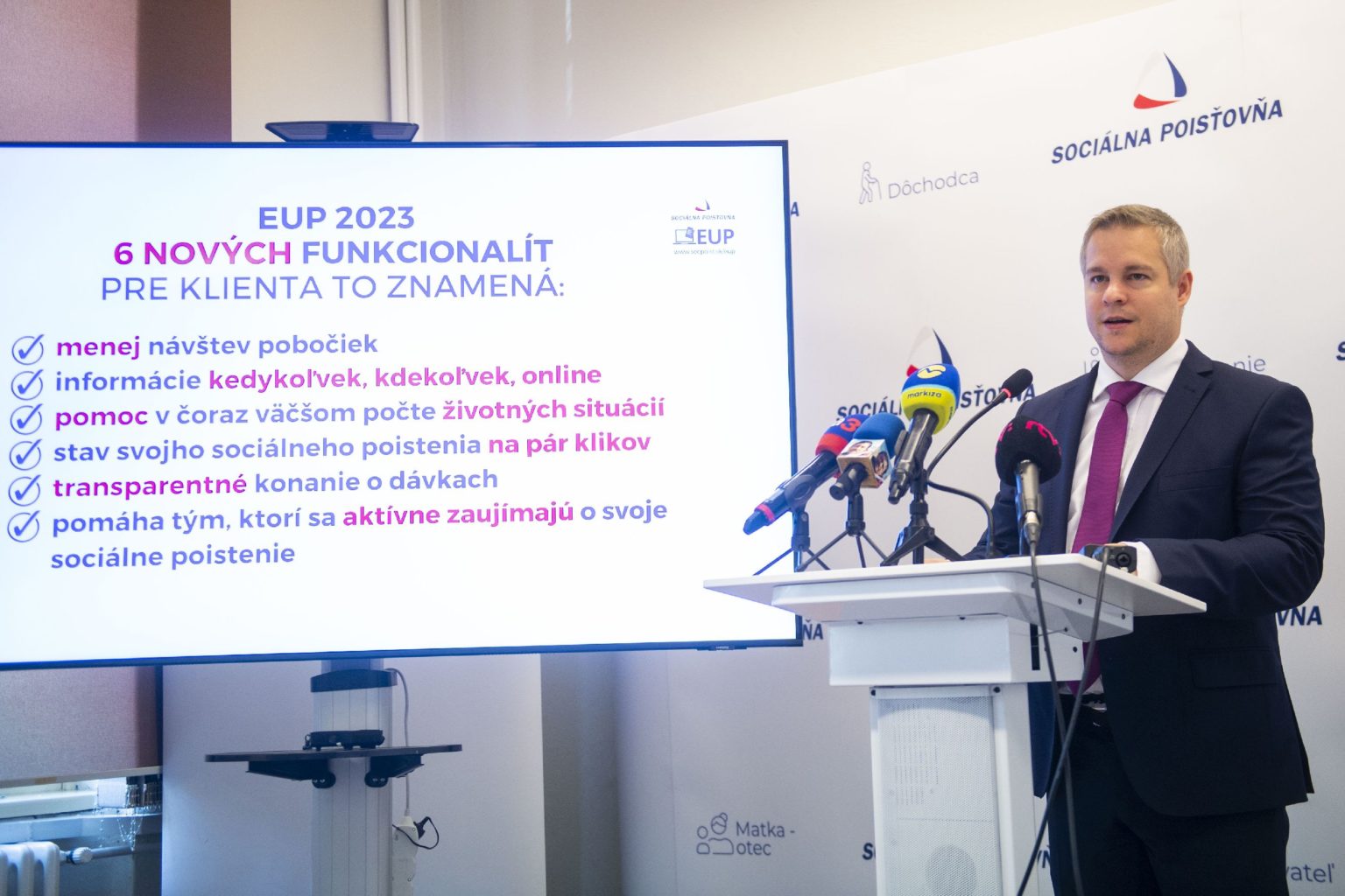 Generálny riaditeľ Sociálnej poisťovne Michal Ilko predstavil Elektronický účet poistenca v auguste 2023. FOTO: TASR / Jakub Kotian