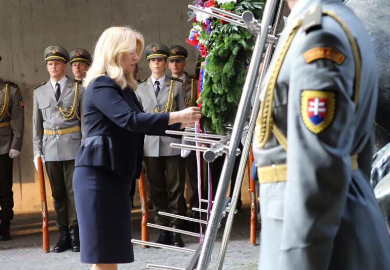 Na snímke prezidentka SR Zuzana Čaputová počas pietneho aktu kladenia vencov pri príležitostí 79. výročia Slovenského národného povstania (SNP) v areáli Múzea SNP v Banskej Bystrici v utorok 29. augusta 2023. Foto: Ján Krošlák/TASR