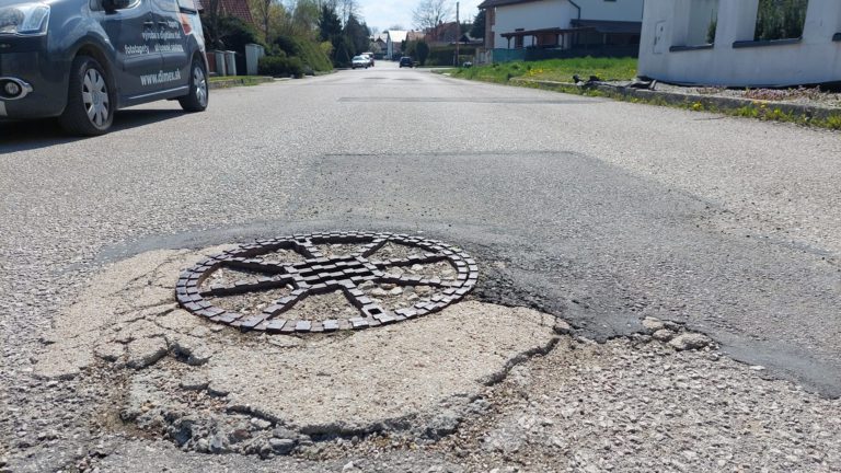 Dvadsaťročná brada oholená, nový asfalt vyhladil rozdiely