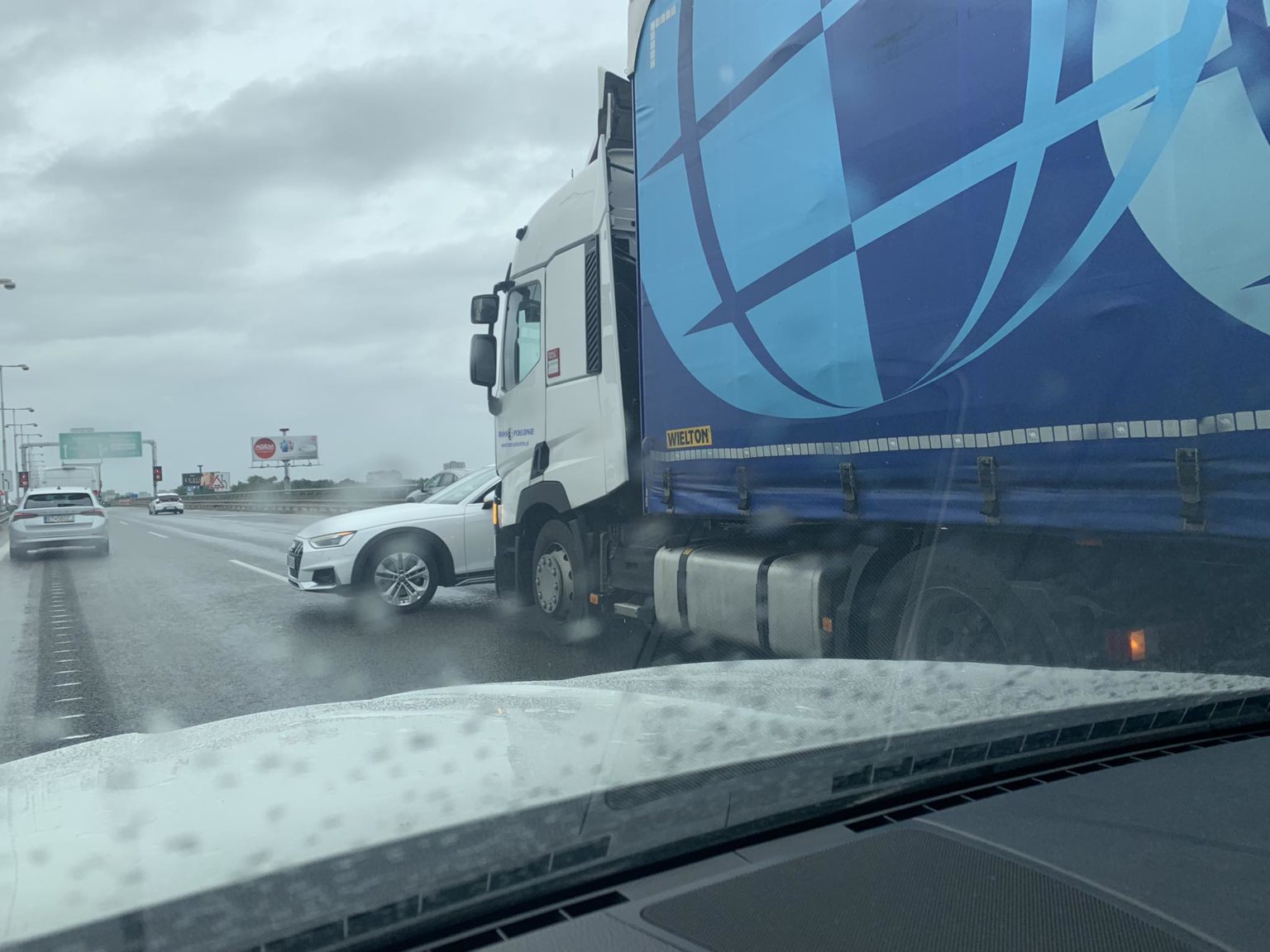 Nehoda osobného auta s kamiónom. FOTO: Tip čitateľa fb