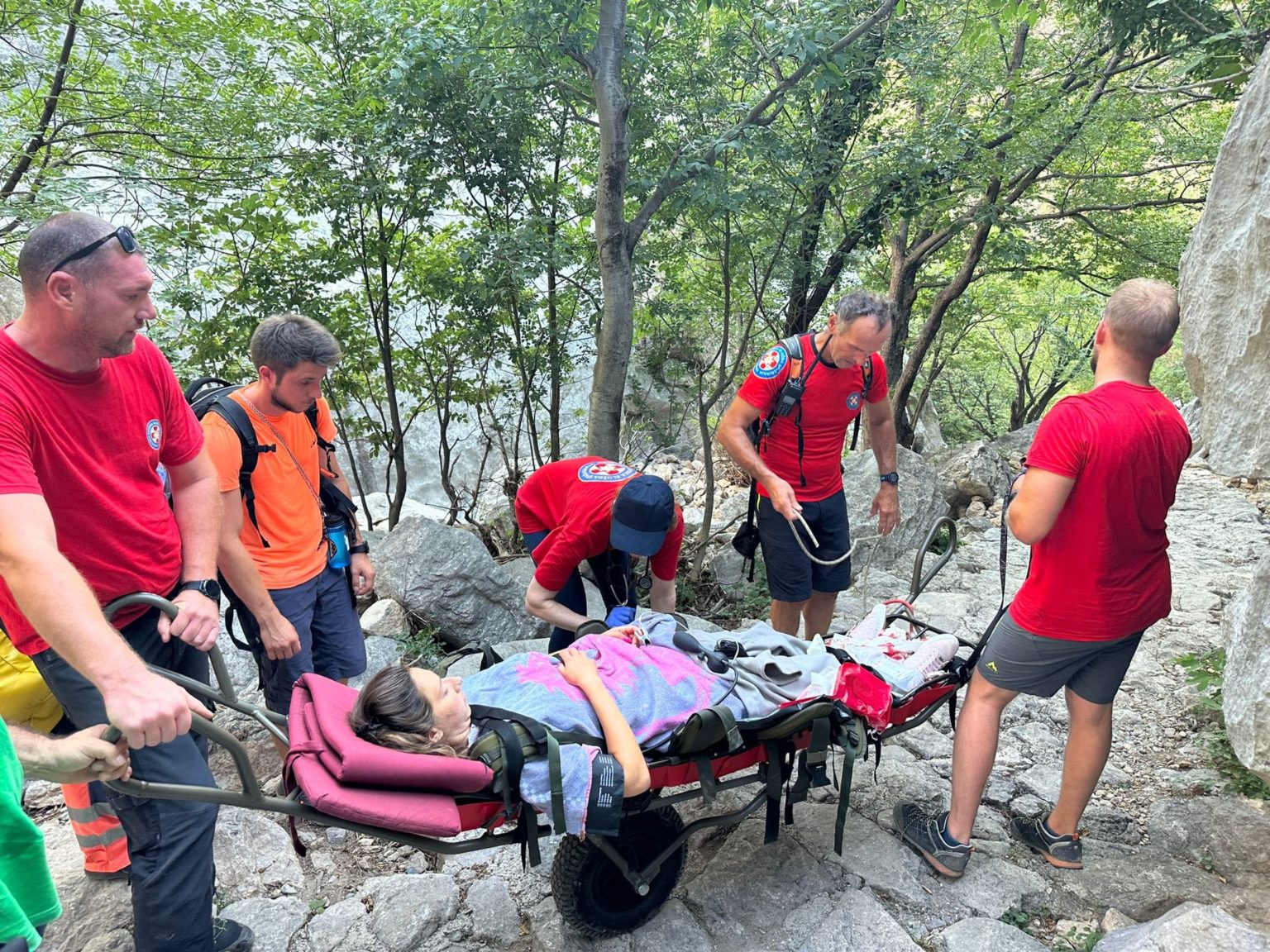Chorvátski záchranári pomáhali pri pôrode 22-ročnej turistky. Foto: Hrvatska Gorska Služba Spašavanja