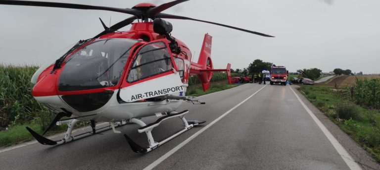 Tragická dopravná nehoda: Zomreli dvaja ľudia, trojročné dieťa odviezol vrtuľník