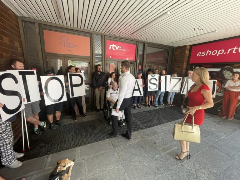Europoslanec a líder hnutia Republika Milan Uhrík vchádza popri protestujúcich do budovy RTVS pred diskusnou reláciou Sobotné dialógy v sobotu 19.08.2023. Foto: Facebook