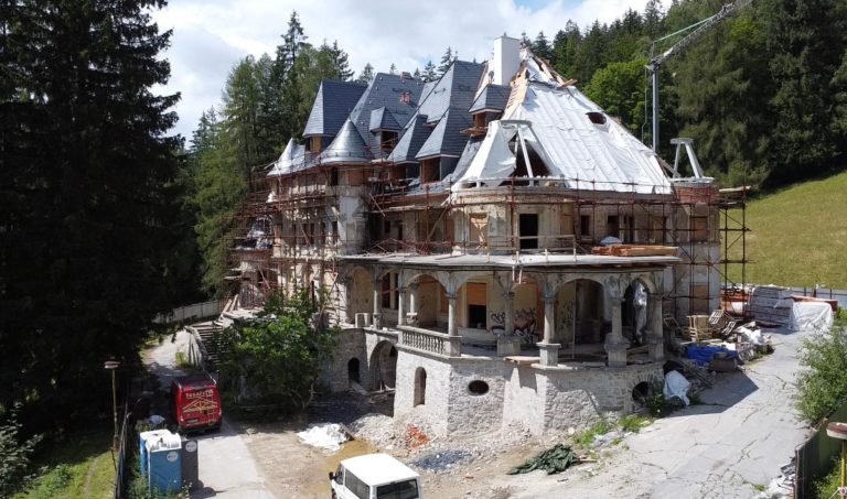 Rekonštrukcia Zámku Kunerad pokračuje. Môžete si ho pozrieť zvnútra